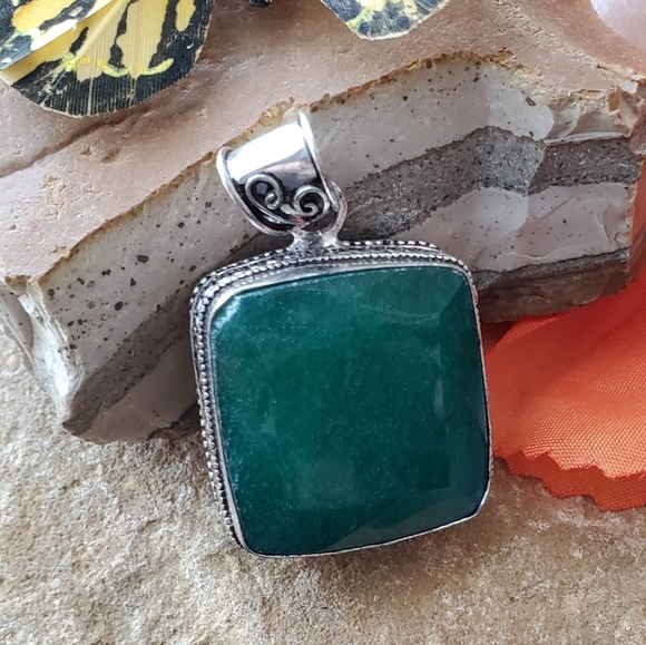 Jewelry - 💚 EMERALD PENDANT - The stone of life affirming